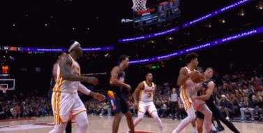 乐鱼网址-这是真疼！杰伦·约翰逊拿到篮板 吉莱斯皮上抢一拳捶到小杰伦