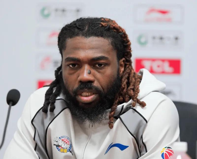 乐鱼体育-输新疆格兰跟倔驴一样！末节死用哈里斯+西尔扎提，拱手让出胜利